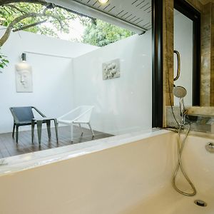 Townhouse Deluxe Courtyard King Room